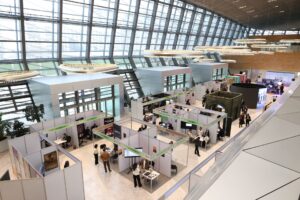 Messe mit Ausstellern von oben