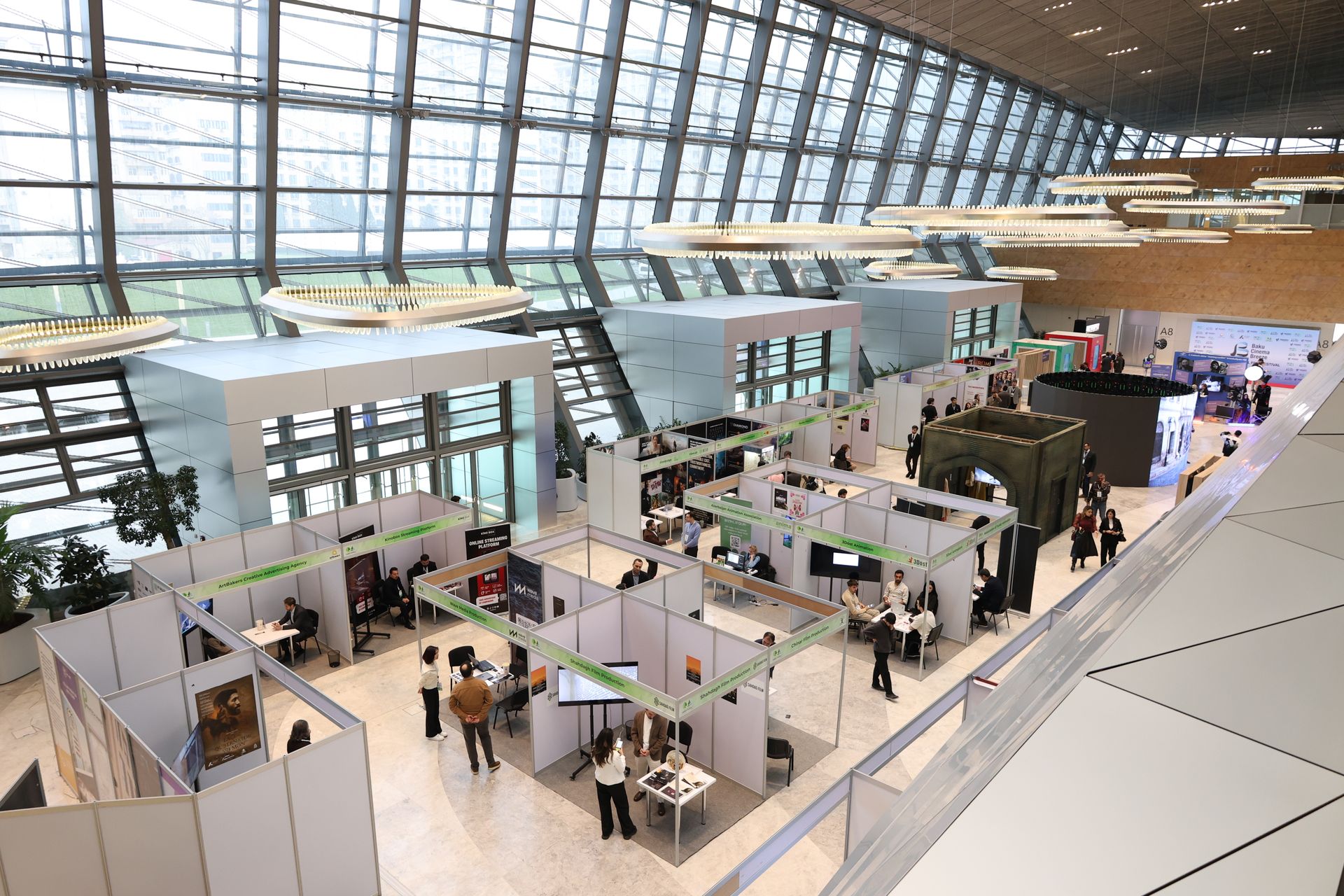 Messe mit Ausstellern von oben